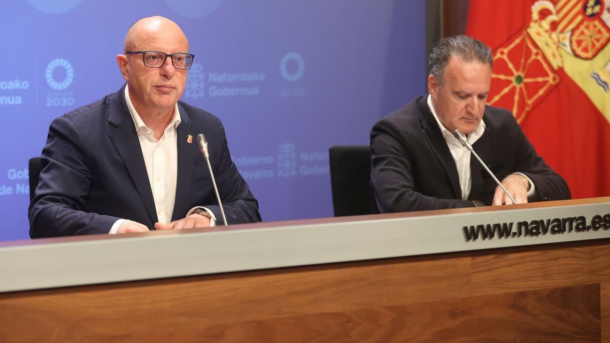 El consejero de Educación, Carlos Gimeno, y el director general de Formación Profesional, Tomás Rodríguez Garraza.