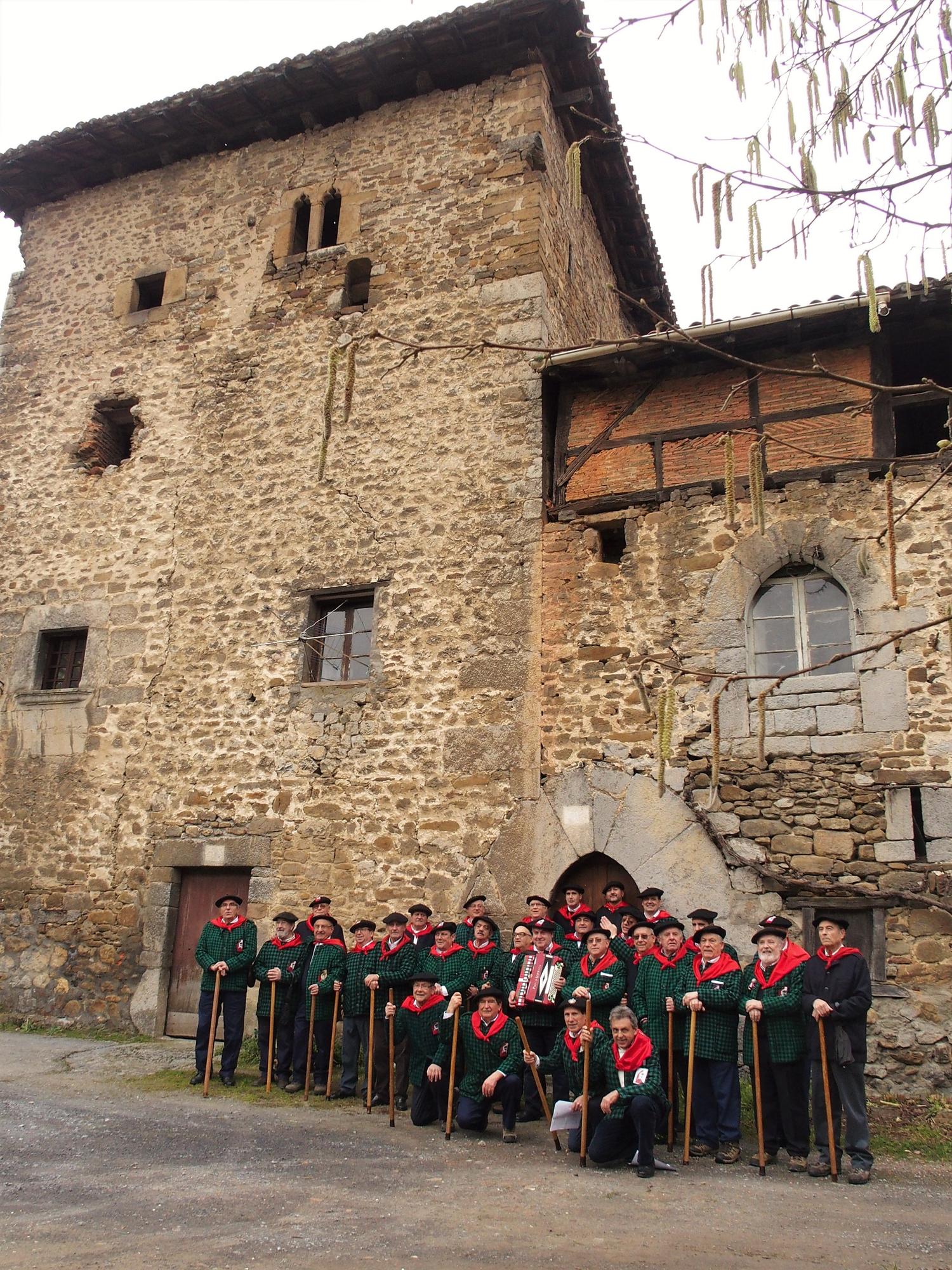 Los Arlotes posando junto a la Torre de Ugarte en Laudio