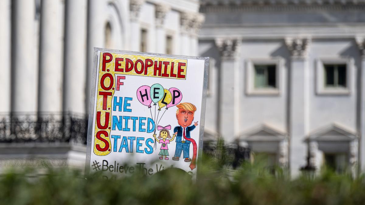 Un cartel contra Trump fuera del edificio del Capitolio.