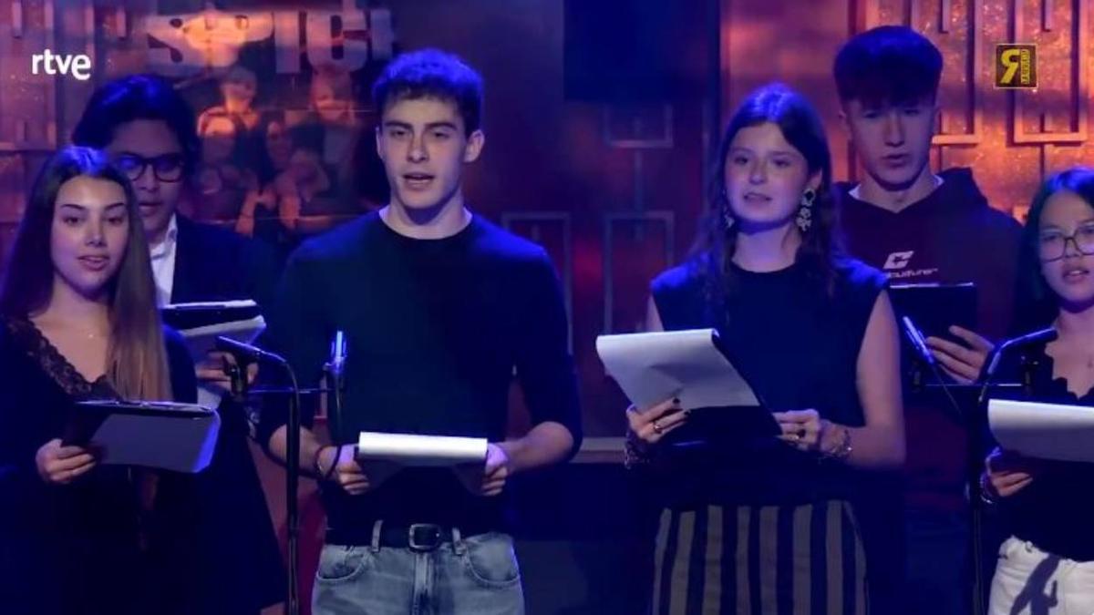 El coro de 'Los domingos' interpreta 'Aitormena' en 'La Revuelts'