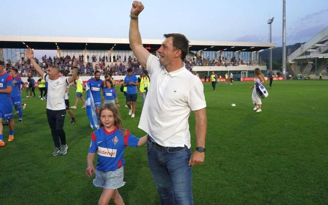 Haritz Mujika muestra su satisfacción tras conseguir el ascenso en Lezama. Haritz Mujika muestra su satisfacción tras conseguir el ascenso en Lezama.