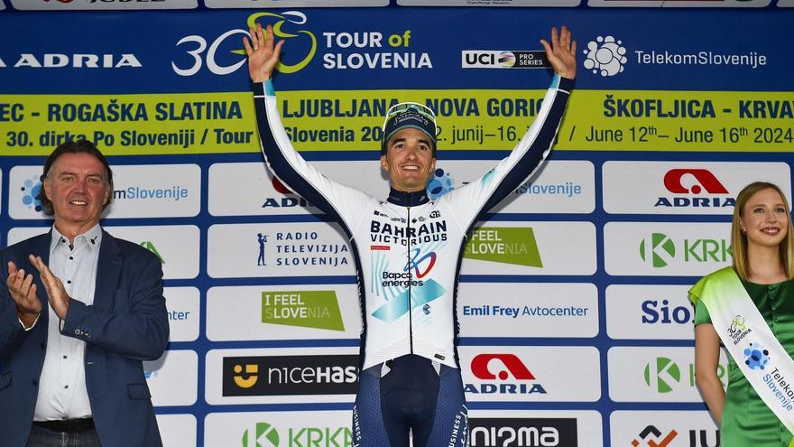 Pello Bilbao festeja la victoria en el podio.