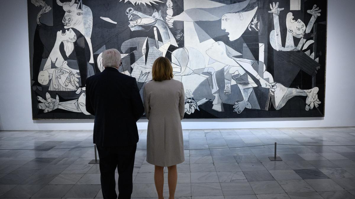 Unos visitantes contempando el 'Guernica' de Pablo Picasso en el Museo Reina Sofía.