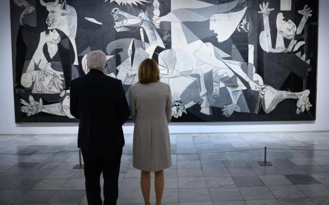 Unos visitantes contempando el 'Guernica' de Pablo Picasso en el Museo Reina Sofía.