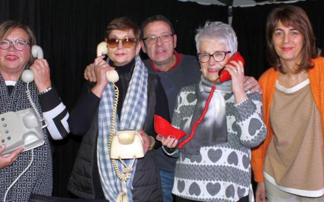 Tres de las seis trabajadoras de la Central de Telefónica de Ugao, Garbiñe, Charo y Begoña, con Iñaki García Uribe y la concejala de Igualdad y Cultura. Tres de las seis trabajadoras de la Central de Telefónica de Ugao, Garbiñe, Charo y Begoña, con Iñaki García Uribe y la concejala de Igualdad y Cultura.