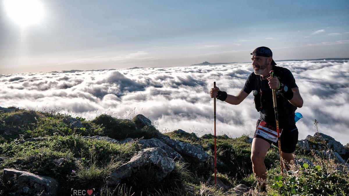 Un participante de la Prueba de Ehunmilak con un mar de nubes detrás