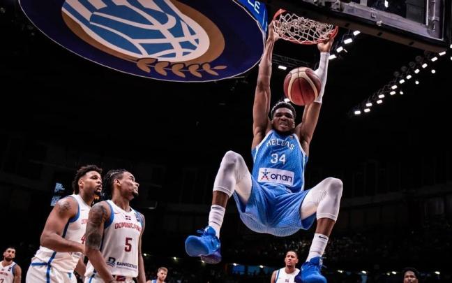 Giannis Antetokounmpo realiza un mate con la camiseta de la selección griega.