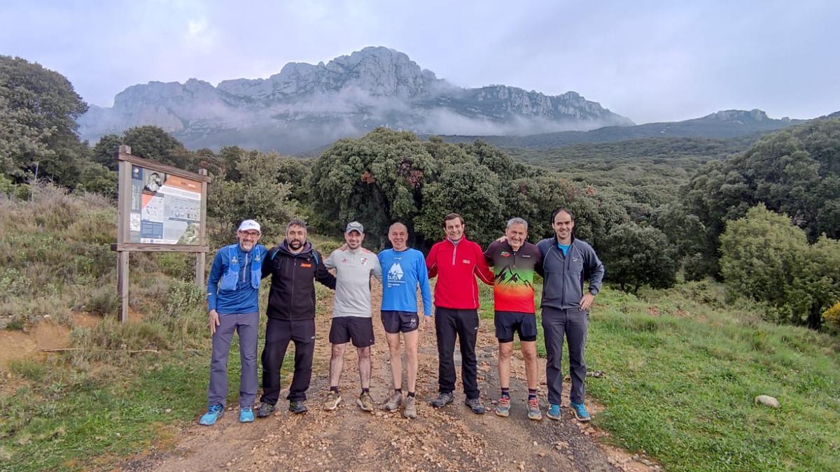 El grupo al inicio de la ruta, con la sierra del Toloño detras