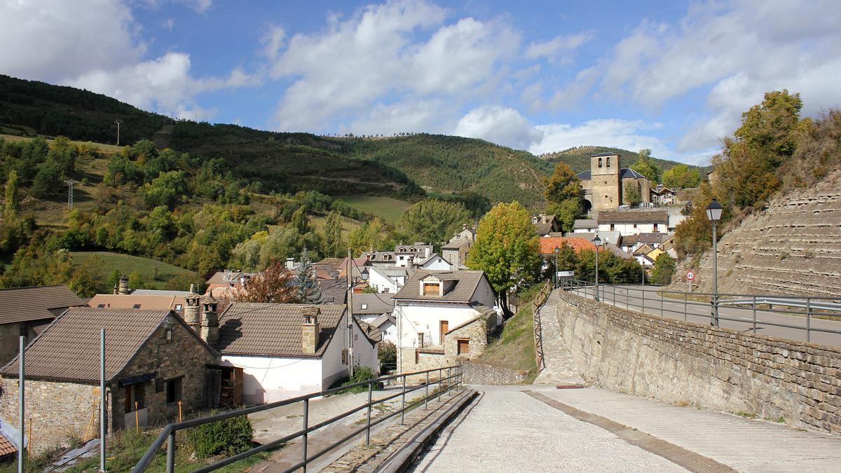 Borau se engarza en las laderas de montaña que llevan al Parque Natural de los Valles Occidentales.