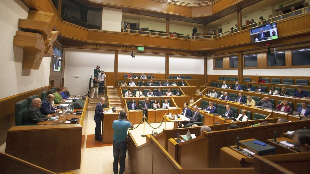 Pleno del Parlamento Vasco con el lehendakari, Iñigo Urkullu, en el uso de la palabra.
