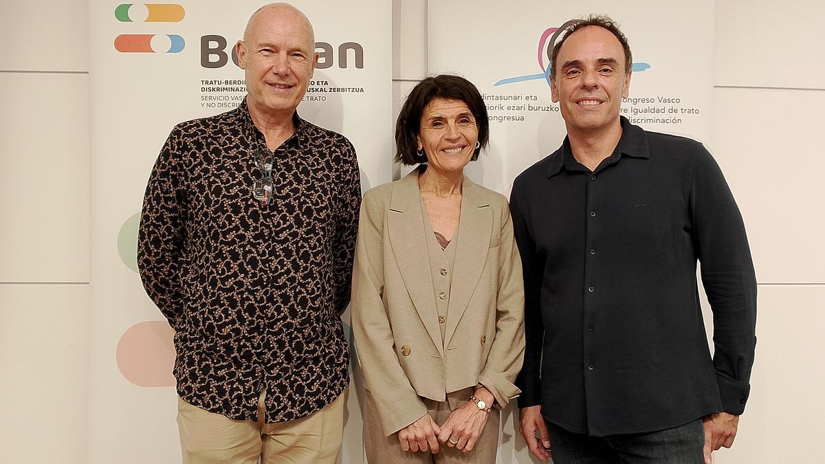 Melgosa, junto al exararteko Iñigo Lamarka (izquierda) y el director de Diversidad, Txema Ezkerra