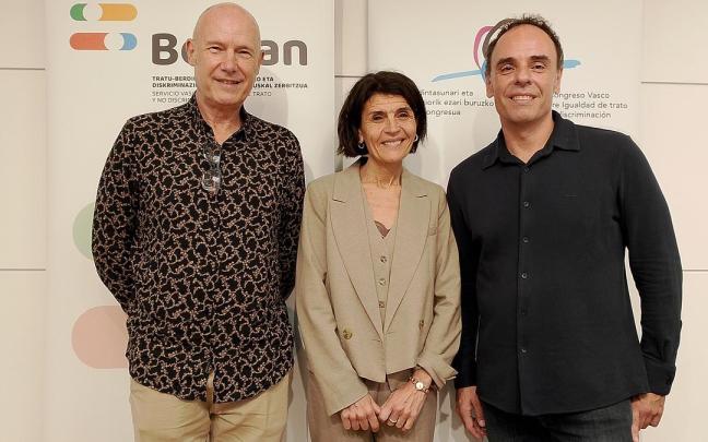 Melgosa, junto al exararteko Iñigo Lamarka (izquierda) y el director de Diversidad, Txema Ezkerra