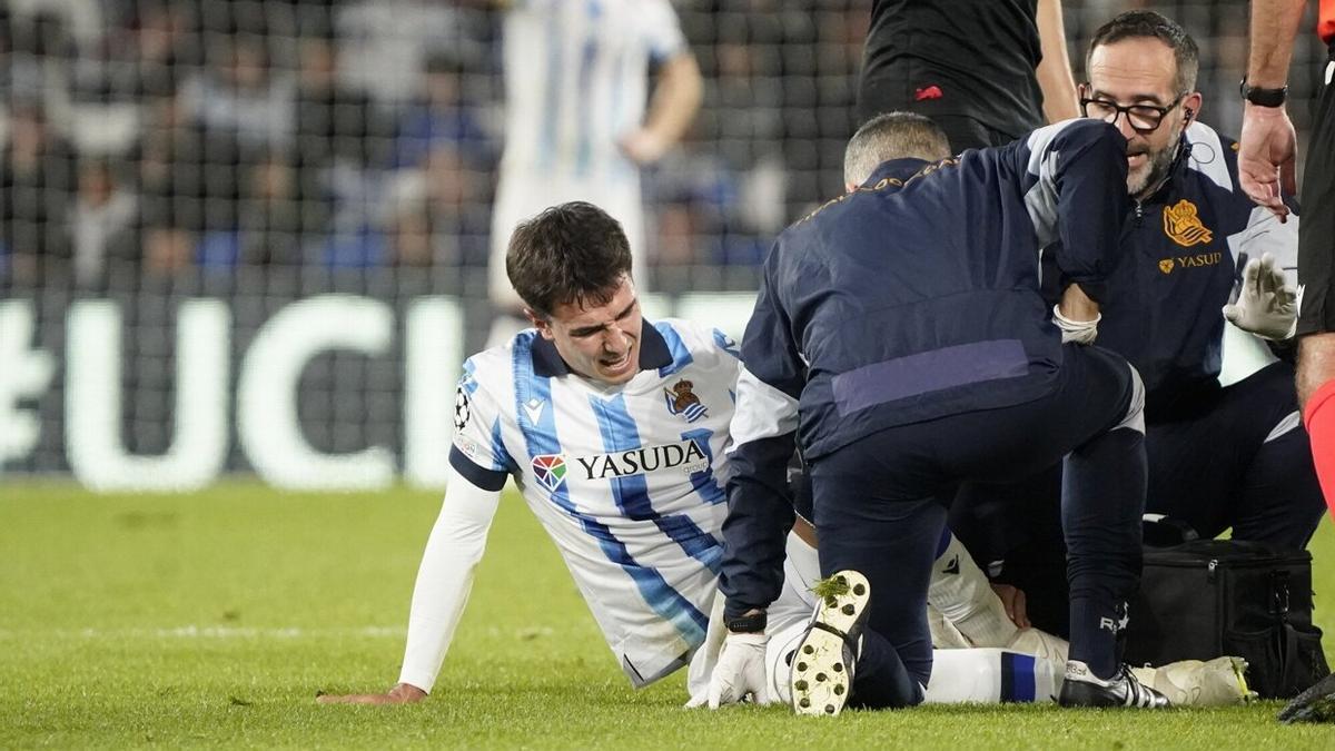 Martin Zubimendi, atendido por el doctor Barrera y por Imanol Soroa durante un partido. / RUBEN PLAZA