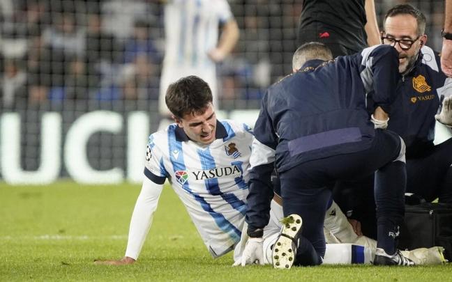 Martin Zubimendi, atendido por el doctor Barrera y por Imanol Soroa durante un partido. / RUBEN PLAZA