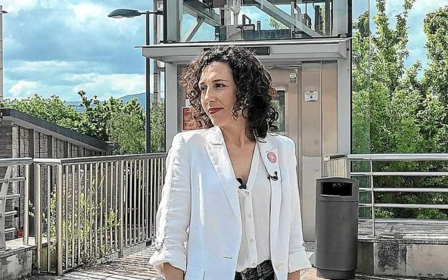 La candidata socialista junto a un ascensor de la capital vizcaina.