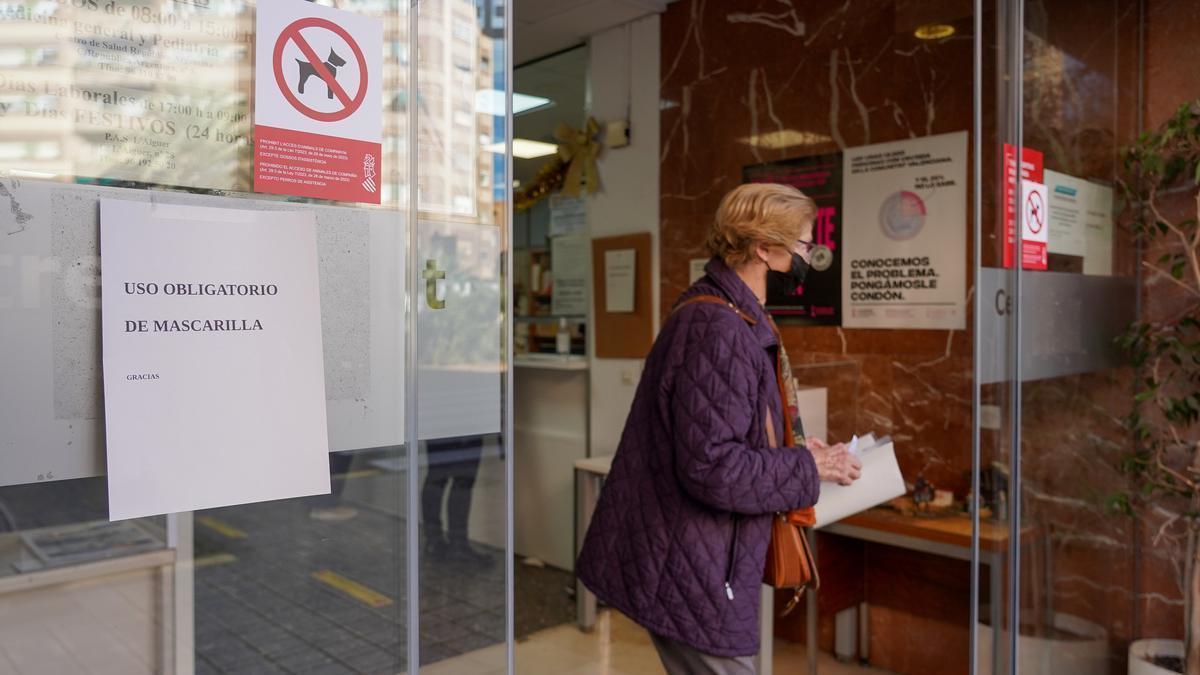 La Comunidad Valenciana, Catalunya y la Región de Murcia ya han decretado la obligatoriedad de la mascarilla en centros de salud.