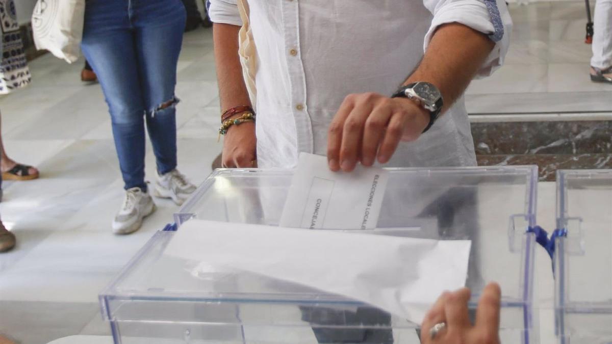 Una persona deposita su voto en la urna