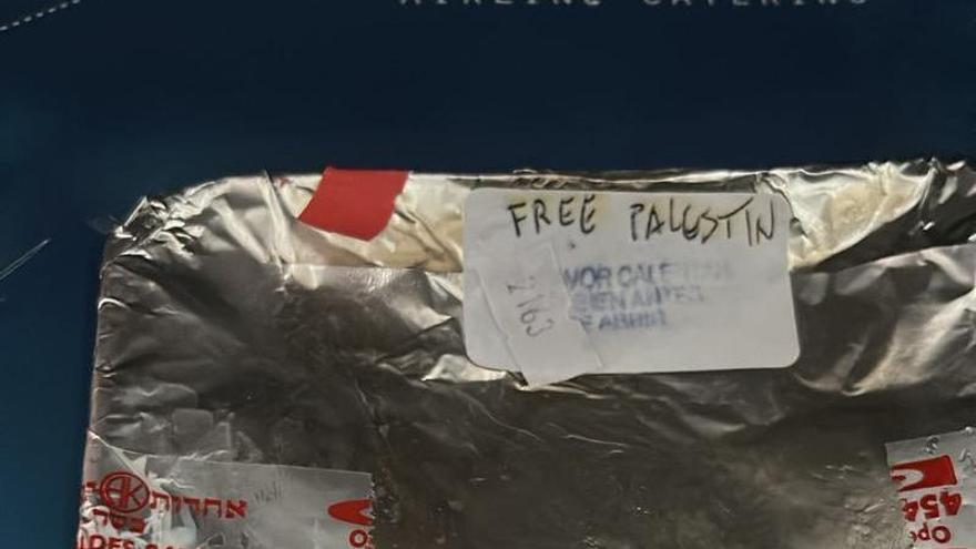 Una de las pegatinas aparecidas en el menú kosher del vuelo de Iberia.