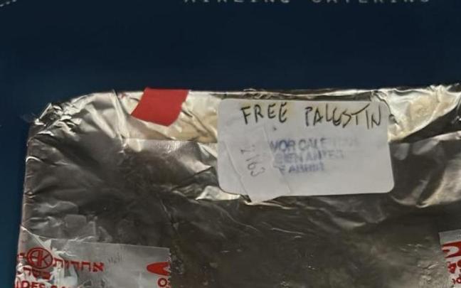 Una de las pegatinas aparecidas en el menú kosher del vuelo de Iberia.