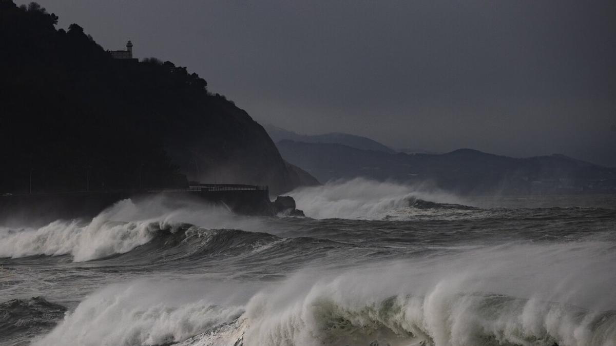 Según las mediciones de AZTI la altura de las olas ha aumentado una media de 16 centímetro por década desde los 80 debido al incrementado de tormentas.