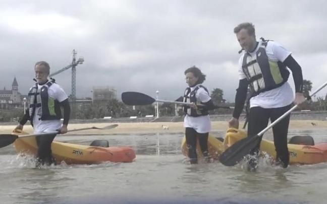 Los candidatos, entrando al agua.