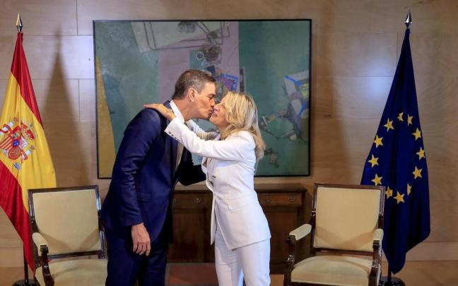 Pedro Sánchez y Yolanda Díaz se saludan en el encuentro que mantuvieron ayer.