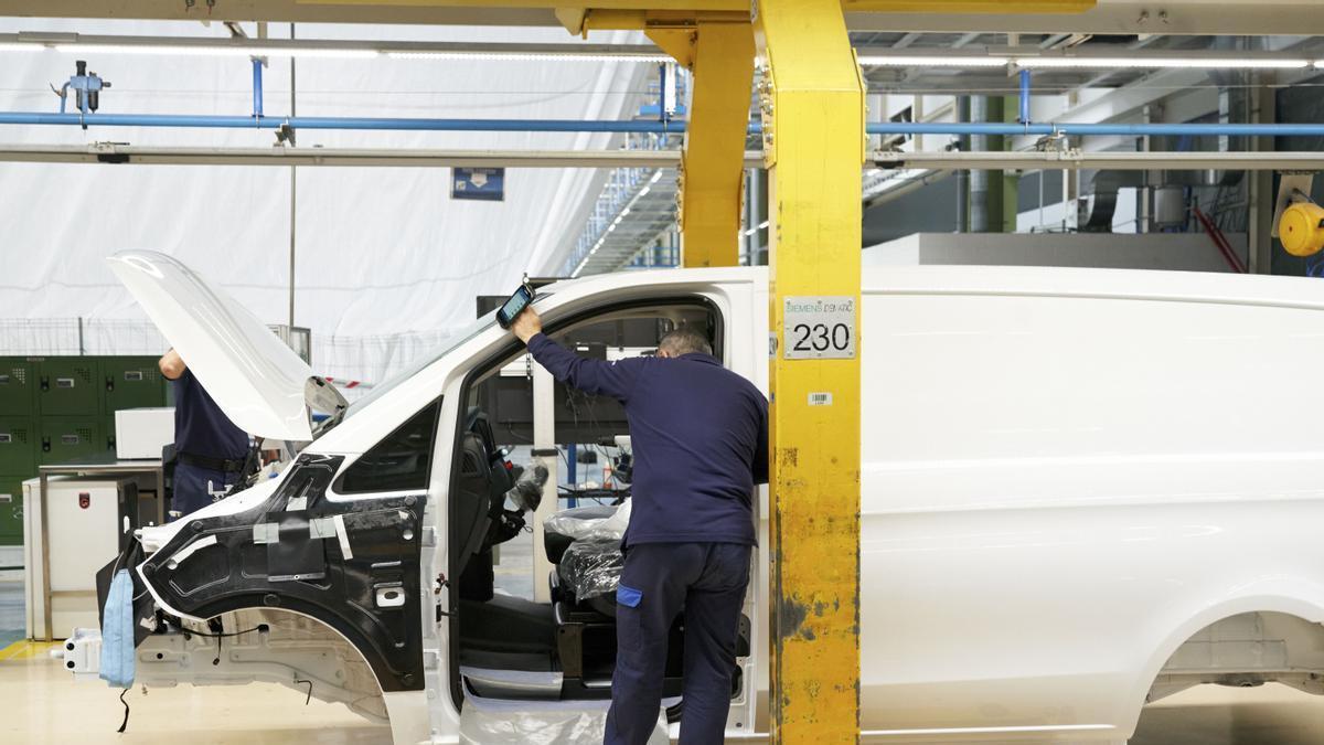 Un trabajador en la cadena de montaje de la furgonetas Vito y Viano en la fábrica de Mercedes Benz en Gasteiz.