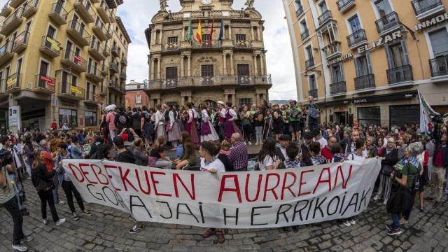 Protesta festiva en la plaza del Ayuntamiento tras una pancarta que reza 'Debekuen aurrean, gora jai herrikoiak' (frente a las prohibiciones, viva las fiestas populares). Protesta festiva en la plaza del Ayuntamiento tras una pancarta que reza 'Debekuen aurrean, gora jai herrikoiak' (frente a las prohibiciones, viva las fiestas populares).
