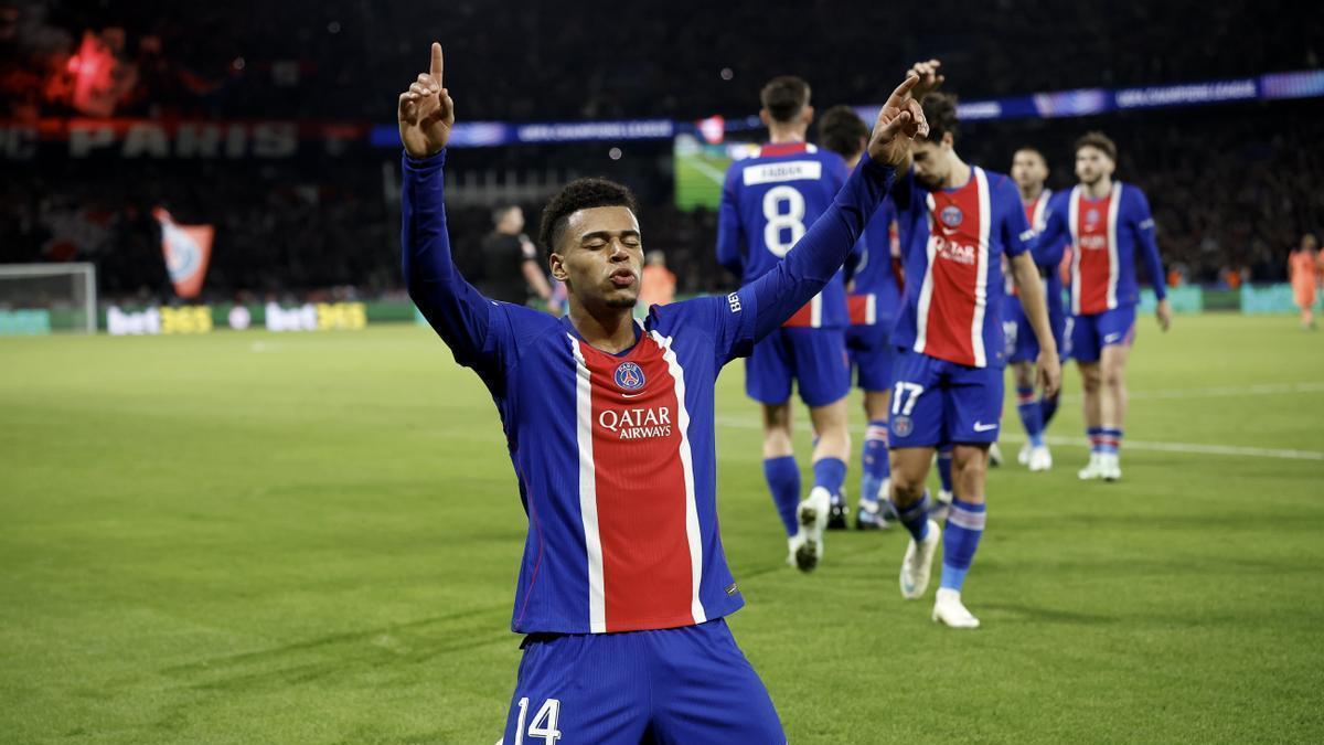 Desiré Doué, el jugador más destacado del Paris Saint-Germain, celebra su gol ante el Barcelona en el Parque de los Príncipes.