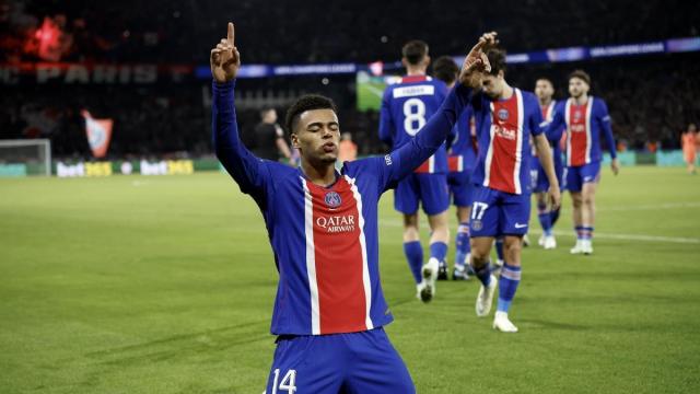 Desiré Doué, el jugador más destacado del Paris Saint-Germain, celebra su gol ante el Barcelona en el Parque de los Príncipes.