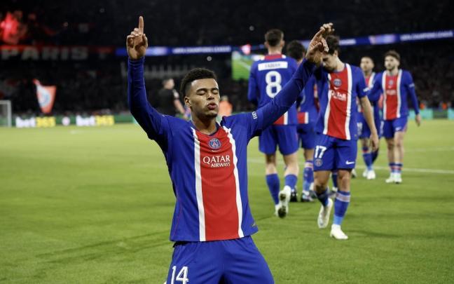 Desiré Doué, el jugador más destacado del Paris Saint-Germain, celebra su gol ante el Barcelona en el Parque de los Príncipes.