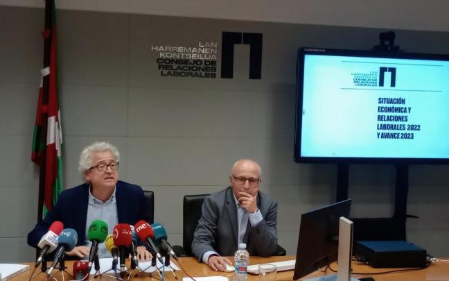 Tomás Arrieta, a la izquierda en la imagem durante la presentación del informe.