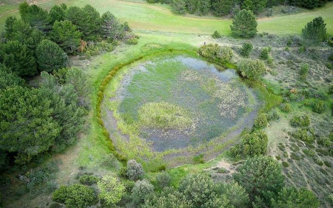 Poceairón, una poza karstica aparentemente sin fondo que ha sido centro espiritual desde la era prerromana.