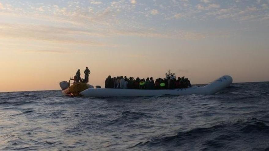 Foto de archivo de una embarcación de salvamento rescatando a migrantes y refugiados en el Mediterráneo.