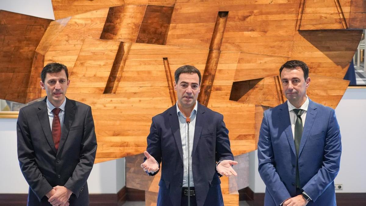 El lehendakari junto a los consejeros Torres y D´ánjou drante la entrega del proyecto de presupuestos al Parlamento Vasco.