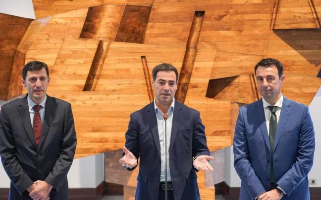 El lehendakari junto a los consejeros Torres y D´ánjou drante la entrega del proyecto de presupuestos al Parlamento Vasco.