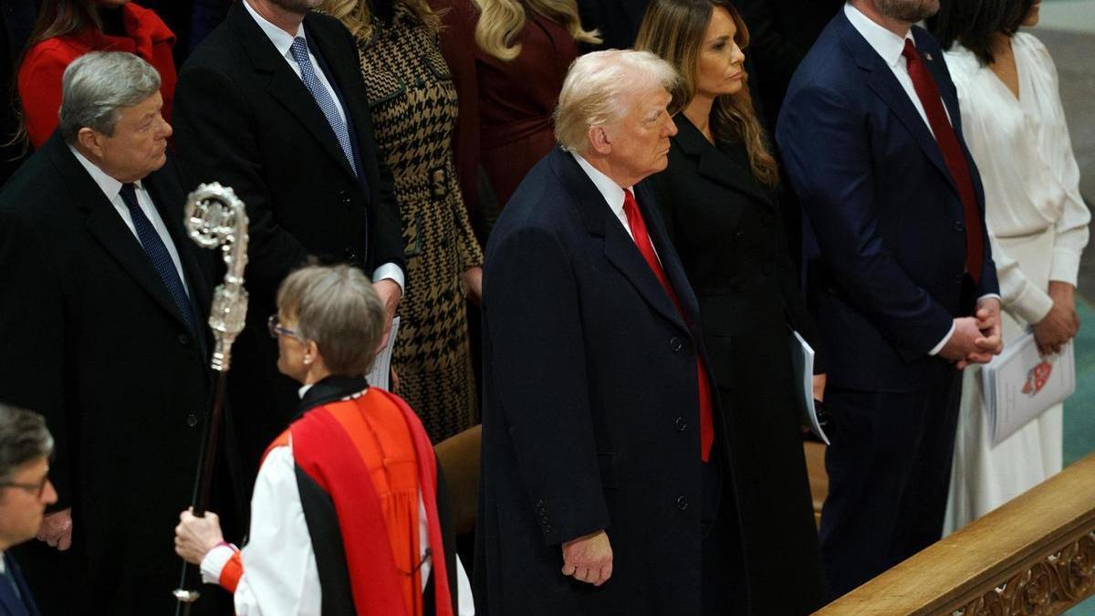 Mariann Edgar Budde pasa junto a Trump tras oficiar la ceremonia en la Catedral Nacional de Washington.