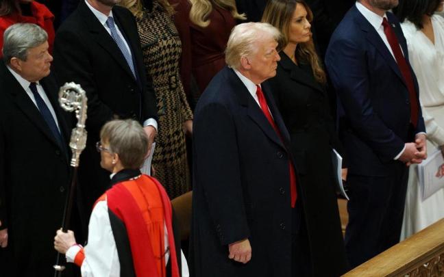 Mariann Edgar Budde pasa junto a Trump tras oficiar la ceremonia en la Catedral Nacional de Washington.