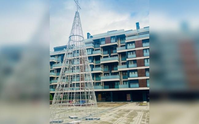 El nuevo Árbol de Navidad de la plaza Arizgoiti mide 8 metros