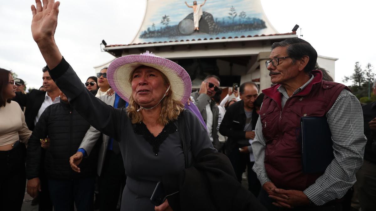 Varias personas reaccionan durante el traslado del féretro del candidato presidencial Fernando Villavicencio