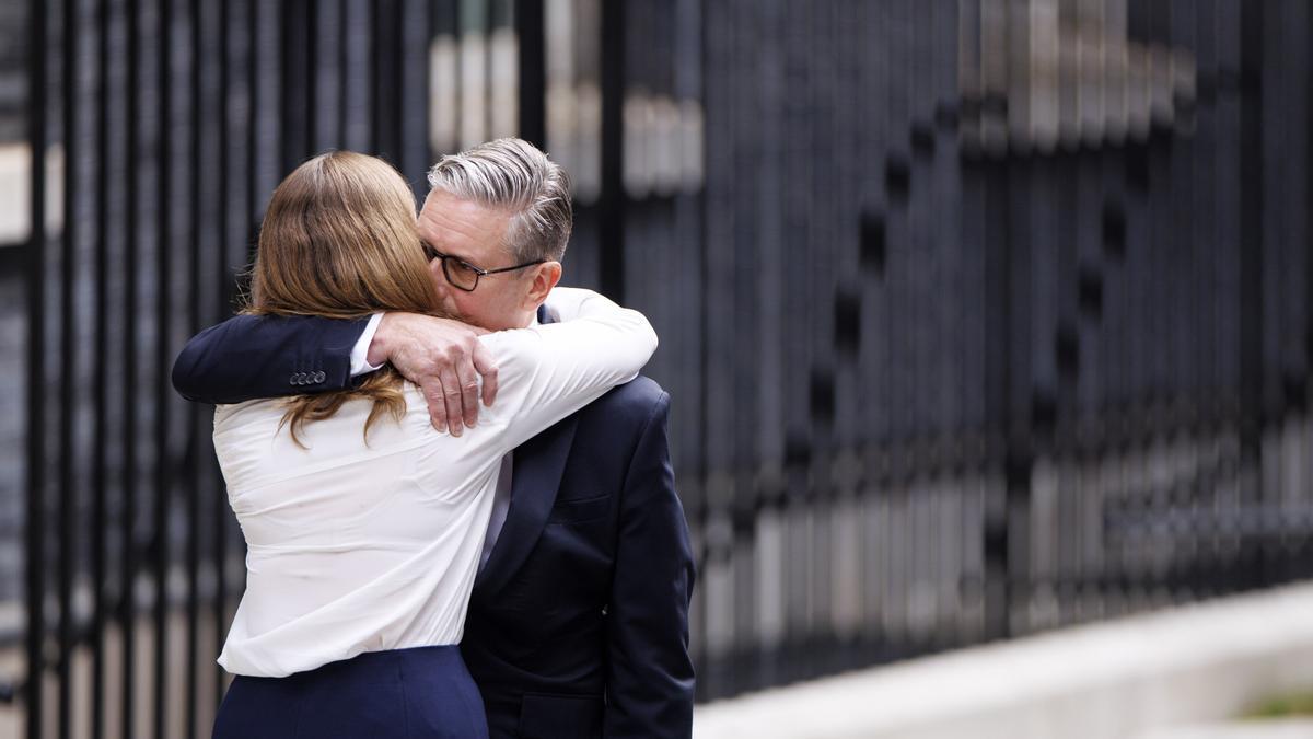 El primer ministro británico, Keir Starmer, abraza a su esposa Victoria, tras anunciar su dimisión a las puertas de Downing Street.
