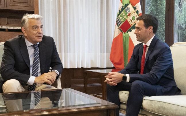 El presidente del PP de la CAV, Javier De Andrés, con el lehendakari, Imanol Pradales