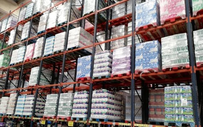 Palés de leche en un supermercado.