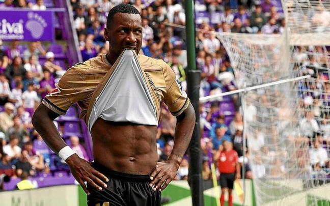 Sheraldo Becker se lamenta por una ocasión fallada en Valladolid. / EFE