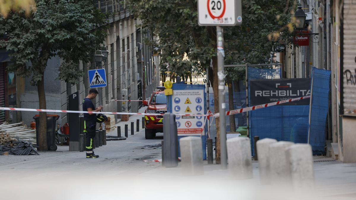 Imagen de la calle en la que se ha derrumbado un edificio, en Madrid