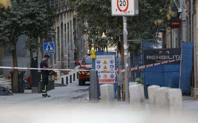 Imagen de la calle en la que se ha derrumbado un edificio, en Madrid