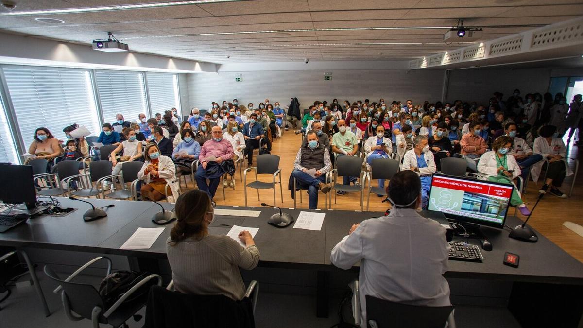 Asistentes a la asamblea del lunes en el HUN del Sindicato Médico.