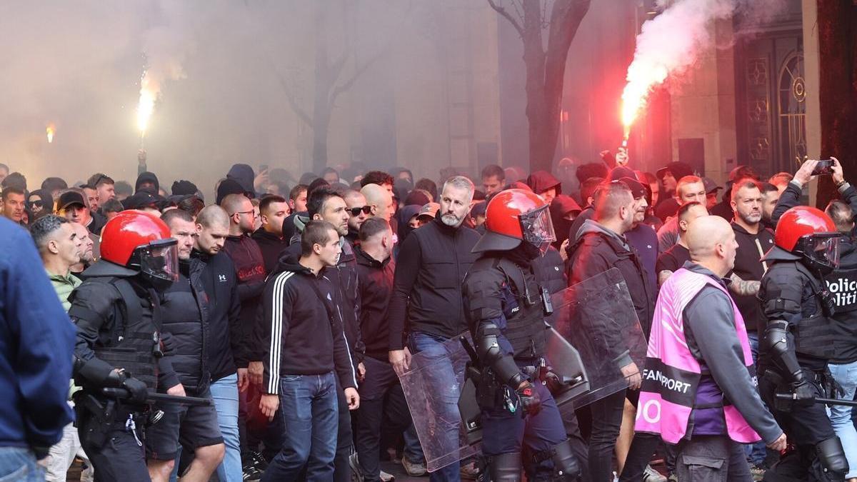 Ultras de futbol del Anderlecht por las calles de Donostia escoltados por la Ertzaintza. / IKER AZURMENDI