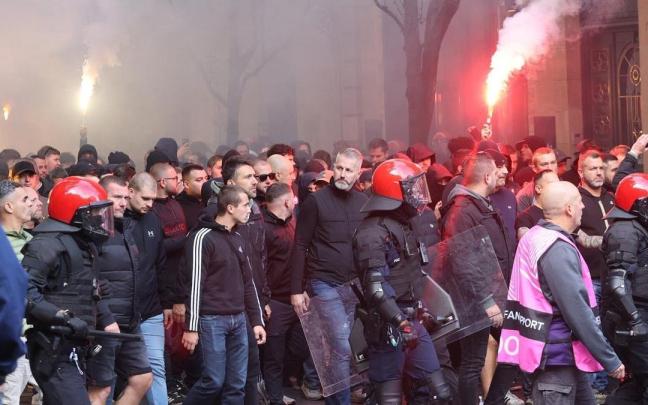 Ultras de futbol del Anderlecht por las calles de Donostia escoltados por la Ertzaintza. / IKER AZURMENDI