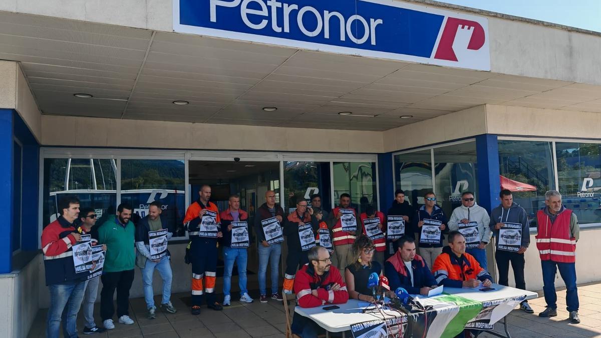 La plantilla de Petronor al inicio de la huelga indefinida en septiembre de 2025 para denunciar la "ampliación de jornada" por el cambio de vestuario.